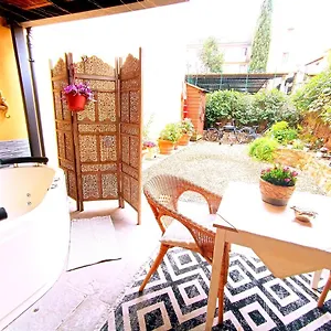 Nadia's Lovely - With Private Garden And Jacuzzi Appartamento